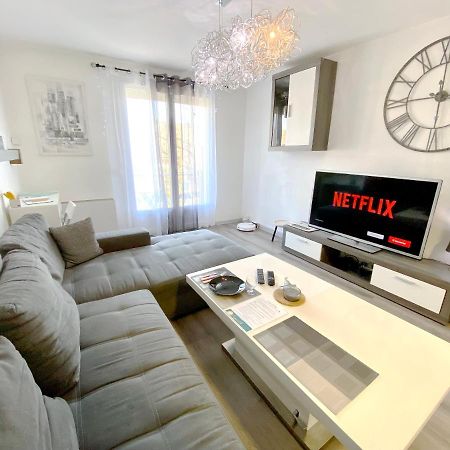 Le Cafe Charmant, Appartement Dans Immeuble Avec Parking Barriere, Balcon LʼArbresle Екстериор снимка