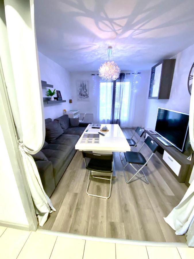 Le Cafe Charmant, Appartement Dans Immeuble Avec Parking Barriere, Balcon LʼArbresle Екстериор снимка